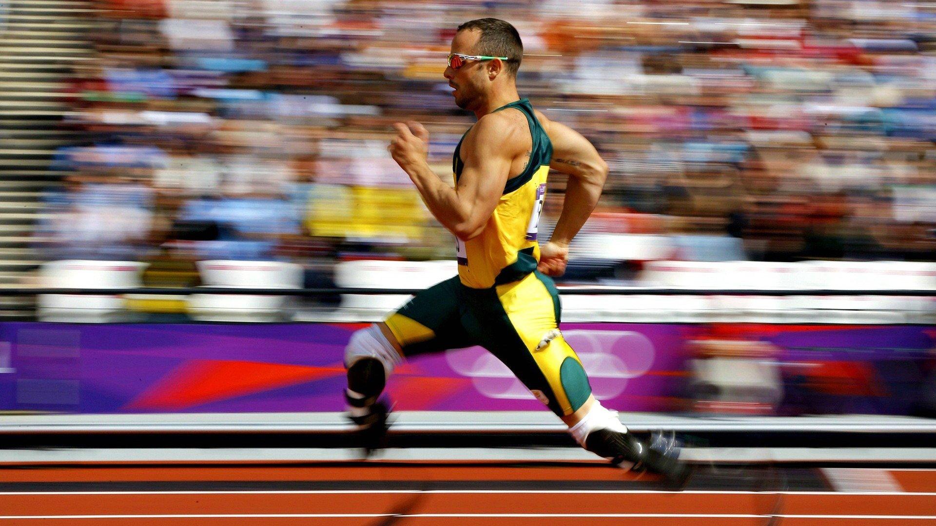 现场直击国足客战不孤单 球迷挥舞国旗助威